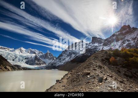 Le Cerro Torre, à la frontière Argentine-chilienne, est l'un des plus beaux sommets du monde Banque D'Images