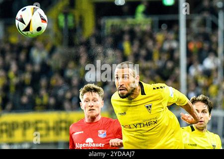 Aix-la-Chapelle, Deutschland. 23 octobre 2024. Lamar Yarbrough (Alemannia Aix-la-Chapelle, 25), Kopfball, header, Aktion, action, 23.10.2024, Aix-la-Chapelle (Deutschland), Fussball, 3. Liga, Alemannia Aix-la-Chapelle - SPVGG Unterhaching, Fussball, 3. LIGA, ALEMANNIA AIX-LA-CHAPELLE - SPVGG UNTERHACHING, DFB/DFL LA RÉGLEMENTATION INTERDIT TOUTE UTILISATION DE PHOTOGRAPHIES COMME SÉQUENCES D'IMAGES ET/OU QUASI-VIDÉO. Crédit : dpa/Alamy Live News Banque D'Images