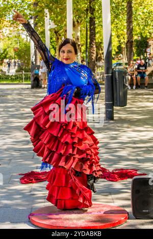Artiste flamenco et fontaine Hispalis sur la place Puerta de Jerez, Séville, Andalousie, Espagne. Banque D'Images