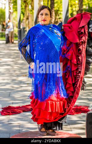 Artiste flamenco et fontaine Hispalis sur la place Puerta de Jerez, Séville, Andalousie, Espagne. Banque D'Images