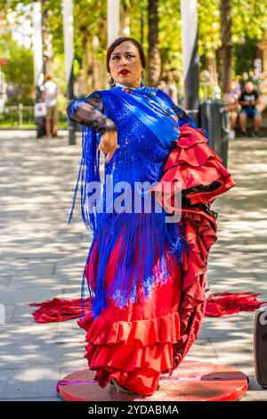 Artiste flamenco et fontaine Hispalis sur la place Puerta de Jerez, Séville, Andalousie, Espagne. Banque D'Images
