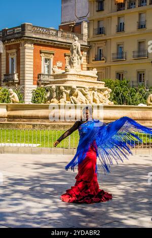 Artiste flamenco et fontaine Hispalis sur la place Puerta de Jerez, Séville, Andalousie, Espagne. Banque D'Images