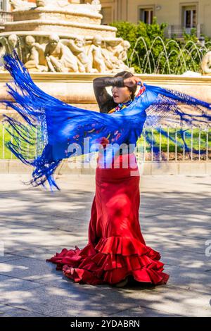 Artiste flamenco et fontaine Hispalis sur la place Puerta de Jerez, Séville, Andalousie, Espagne. Banque D'Images