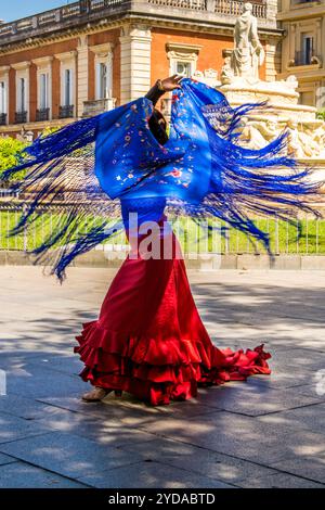 Artiste flamenco et fontaine Hispalis sur la place Puerta de Jerez, Séville, Andalousie, Espagne. Banque D'Images