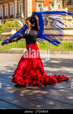 Artiste flamenco et fontaine Hispalis sur la place Puerta de Jerez, Séville, Andalousie, Espagne. Banque D'Images
