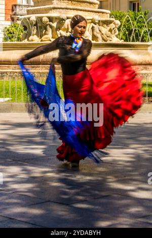 Artiste flamenco et fontaine Hispalis sur la place Puerta de Jerez, Séville, Andalousie, Espagne. Banque D'Images