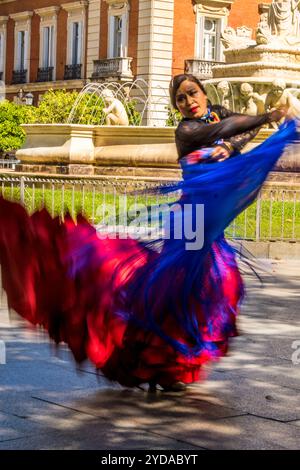 Artiste flamenco et fontaine Hispalis sur la place Puerta de Jerez, Séville, Andalousie, Espagne. Banque D'Images