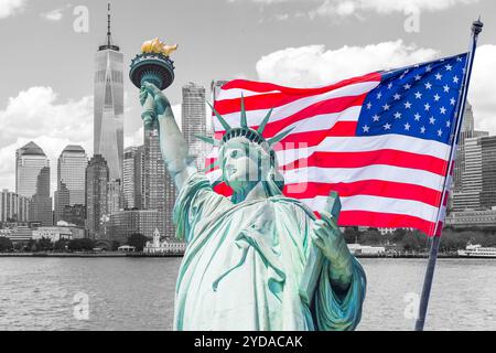 Statue de la liberté avec un grand drapeau américain et un horizon de New York en arrière-plan Banque D'Images