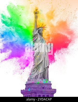 Statue de la liberté avec une explosion de poudre de peinture arc-en-ciel colorée isolée sur fond blanc Banque D'Images