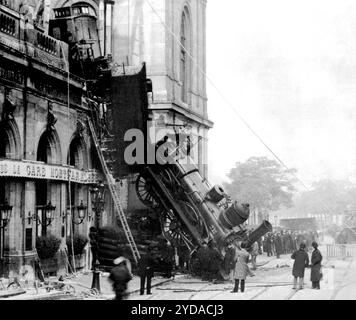 1895 , 22 octobre, PARIS , FRANCE : accident de train survenu à la gare MONTPARNASSE parisienne ( chemins de fer de l'Ouest ) côté place de Rennes ( aujourd'hui place du 18 juin 1940 ). Miraculeusement, il n'y a eu qu'une seule victime : la femme du marchand de journaux devant la gare qui, pour la première fois ce matin-là, remplaçait son mari malade. Photographe inconnu du magazine parisien illustré ' le Journal ', attribué à Albert Brichaut . - BELLE EPOQUE - HISTOIRE - FOTO STORICHE - ACCIDENT - ÉPAVE - DISASTRO FERROVIARIO - INCIDENTE FERROVIARIO - ACCIDENT FERROVIAIRE - STAZIONE FERROVIARIA Banque D'Images