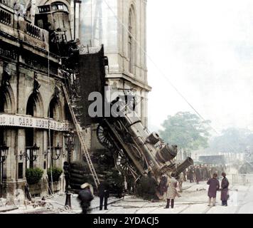 1895 , 22 octobre, PARIS , FRANCE : accident de train survenu à la gare MONTPARNASSE parisienne ( chemins de fer de l'Ouest ) côté place de Rennes ( aujourd'hui place du 18 juin 1940 ). Miraculeusement, il n'y a eu qu'une seule victime : la femme du marchand de journaux devant la gare qui, pour la première fois ce matin-là, remplaçait son mari malade. Photographe inconnu du magazine parisien illustré ' le Journal ', attribué à Albert Brichaut . COLORIS NUMÉRIQUE .- BELLE EPOQUE - HISTOIRE - FOTO STORICHE - CRASH - DISASTRO FERROVIARIO - INCIDENTE FERROVIARIO - ACCIDENT FERROVIAIRE - STAZIONE Banque D'Images