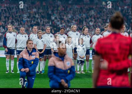 L'Angleterre s'alignera pour les hymnes nationaux avant le match amical international féminin entre l'Angleterre féminine et l'Allemagne féminine au stade de Wembley, Londres, Angleterre, le 25 octobre 2024. Photo de Grant Winter. Utilisation éditoriale uniquement, licence requise pour une utilisation commerciale. Aucune utilisation dans les Paris, les jeux ou les publications d'un club/ligue/joueur. Crédit : UK Sports pics Ltd/Alamy Live News Banque D'Images