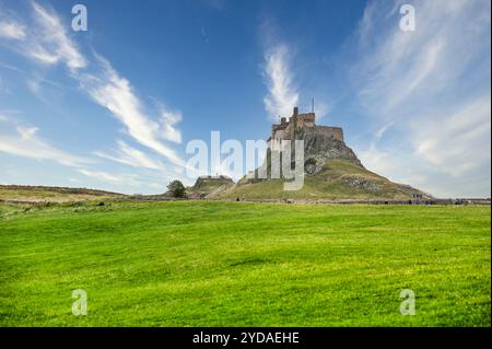 L'image est du château médiéval de Lindisfarne sur l'île Sainte qui surplombe la mer du Nord dans le Northumberland sur la côte nord-est de l'Angleterre Banque D'Images