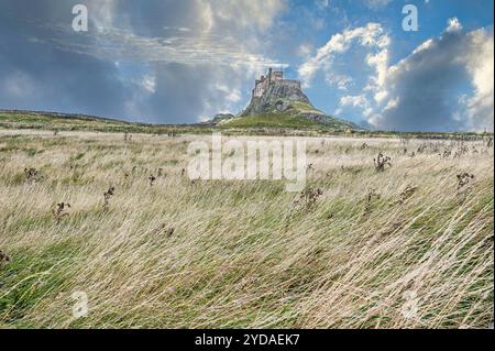 L'image est du château médiéval de Lindisfarne sur l'île Sainte qui surplombe la mer du Nord dans le Northumberland sur la côte nord-est de l'Angleterre Banque D'Images