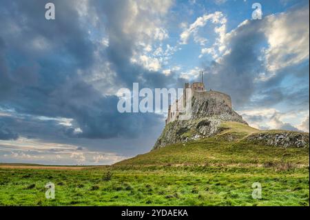 L'image est du château médiéval de Lindisfarne sur l'île Sainte qui surplombe la mer du Nord dans le Northumberland sur la côte nord-est de l'Angleterre Banque D'Images