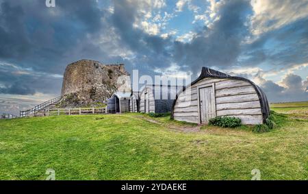 L'image est du château médiéval de Lindisfarne sur l'île Sainte qui surplombe la mer du Nord dans le Northumberland sur la côte nord-est de l'Angleterre Banque D'Images