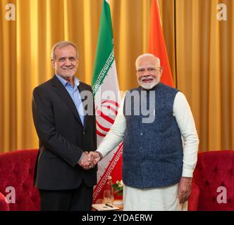 Kazan, Russie. 22 octobre 2024. Le premier ministre indien Narendra Modi, à droite, serre la main au président iranien Masoud Pezeshkian, à gauche, avant une réunion bilatérale en marge du 16ème sommet BRICS, le 22 octobre 2024 à Kazan, Tatarstan, Russie. Crédit : PIB/Press information Bureau/Alamy Live News Banque D'Images