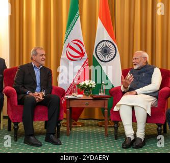 Kazan, Russie. 22 octobre 2024. Le premier ministre indien Narendra Modi, à droite, commente lors d’une rencontre bilatérale individuelle avec le président iranien Masoud Pezeshkian, à gauche, en marge du 16ème sommet BRICS, le 22 octobre 2024 à Kazan, Tatarstan, Russie. Crédit : PIB/Press information Bureau/Alamy Live News Banque D'Images