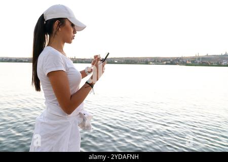 femme sportive vérifiant son activité physique sur smartphone. Banque D'Images