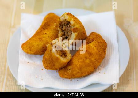 Collation traditionnelle connue sous le nom de risoles, farcie de viande hachée et frite Banque D'Images