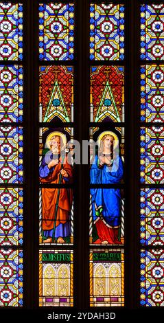 La Bienheureuse Vierge Marie et Saint Joseph. Vitrail de la cathédrale Saint-Martin (Katedrála svätého Martina) à Bratislava. Banque D'Images