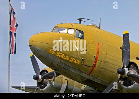 Douglas DC-3/C-47 Flugzeug, The Berlin train am Luftbrueckendenkmal, Flughafen Frankfurt main, Hessen, Deutschland, Europa Banque D'Images