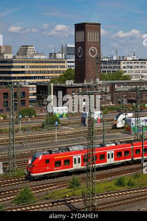 Gare principale avec tour de l'horloge et train régional, vue surélevée, Duesseldorf, Allemagne, Europe Banque D'Images