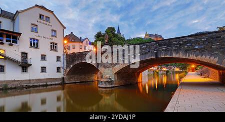 Stadtansicht von Vianden mit der alten Steinbruecke ueber den Fluss our und der Burg am Abend, Grossherzugtum Luxemburg, Europa Banque D'Images