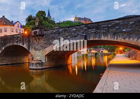 Stadtansicht von Vianden mit der alten Steinbruecke ueber den Fluss our und der Burg am Abend, Grossherzugtum Luxemburg, Europa Banque D'Images