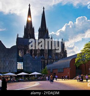 Heinrich-Boell-Platz mit Koelner Dom und Museum Ludwig, Koeln, Rhénanie-du-Nord-Westphalie, Allemagne, Europa Banque D'Images