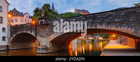 Stadtansicht von Vianden mit der alten Steinbruecke ueber den Fluss our und der Burg am Abend, Grossherzugtum Luxemburg, Europa Banque D'Images