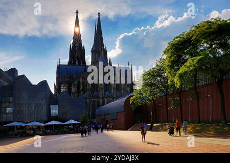 Heinrich-Boell-Platz mit Koelner Dom und Museum Ludwig, Koeln, Rhénanie-du-Nord-Westphalie, Allemagne, Europa Banque D'Images