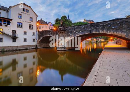 Stadtansicht von Vianden mit der alten Steinbruecke ueber den Fluss our und der Burg am Abend, Grossherzugtum Luxemburg, Europa Banque D'Images