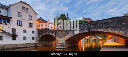 Stadtansicht von Vianden mit der alten Steinbruecke ueber den Fluss our und der Burg am Abend, Grossherzugtum Luxemburg, Europa Banque D'Images