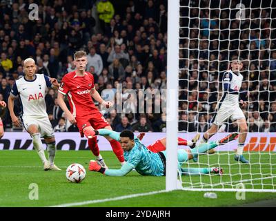 Londres, Royaume-Uni. 19 octobre 2024. Mikey Moore (à droite) de Tottenham Hotspur, tiré au but, est large lors du match UEFA Europa League 2024/25 entre Tottenham Hotspur et AZ Alkmaar au Tottenham Hotspur Stadium le 24 octobre 2024 à Londres, en Angleterre. (David Horton/SPP) crédit : SPP Sport Press photo. /Alamy Live News Banque D'Images