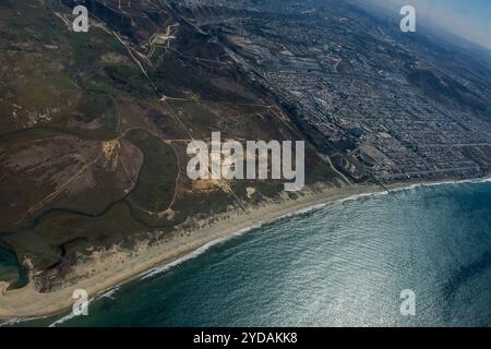 San Diego, États-Unis. 21 octobre 2024. Photographie aérienne : sur la gauche se trouve Friendship Park et l'estuaire de Tijuana dans la ville d'Imperial Beach du comté de San Diego, sur la droite se trouve Playas de Tijuana avec son emblématique arène de taureau, les divisant par le mur de frontière s'étendant dans l'océan. 21 octobre 2024. (Matthew Bowler/KPBS/SIPA USA) **PAS DE VENTES À SAN DIEGO-SAN DIEGO OUT** crédit : SIPA USA/Alamy Live News Banque D'Images