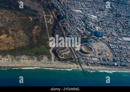 San Diego, États-Unis. 21 octobre 2024. Photographie aérienne : sur la gauche se trouve Friendship Park et l'estuaire de Tijuana dans la ville d'Imperial Beach du comté de San Diego, sur la droite se trouve Playas de Tijuana avec son emblématique arène de taureau, les divisant par le mur de frontière s'étendant dans l'océan. 21 octobre 2024. (Matthew Bowler/KPBS/SIPA USA) **PAS DE VENTES À SAN DIEGO-SAN DIEGO OUT** crédit : SIPA USA/Alamy Live News Banque D'Images