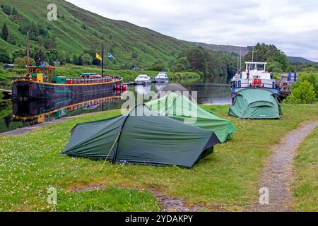 Les tentes des randonneurs Great Glen Way à Laggan Locks Banque D'Images