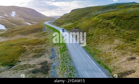 Route sinueuse à travers Norwegian Hills, North Cape ou Nordkapp, Norvège Banque D'Images