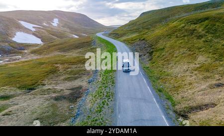 Une route sinueuse à travers les montagnes de Norvège, North Cape ou Nordkapp, Norvège Banque D'Images