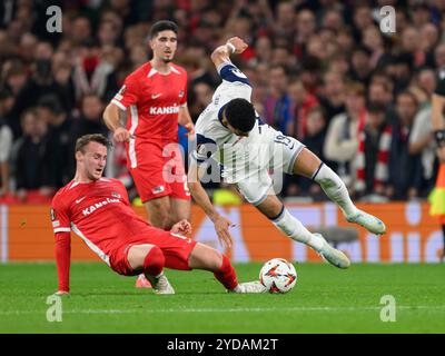 Londres, Royaume-Uni. 19 octobre 2024. Londres, Angleterre - 24 octobre : Dominic Solanke de Tottenham Hotspur (à droite) est affronté par AZ Peer Koopmeiners (à gauche) lors du match UEFA Europa League 2024/25 opposant Tottenham Hotspur contre AZ Alkmaar au Tottenham Hotspur Stadium le 24 octobre 2024 à Londres, Angleterre. (David Horton/SPP) crédit : SPP Sport Press photo. /Alamy Live News Banque D'Images