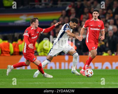 Londres, Royaume-Uni. 19 octobre 2024. Londres, Angleterre - 24 octobre : Dominic Solanke de Tottenham Hotspur (à droite) est affronté par AZ Peer Koopmeiners (à gauche) lors du match UEFA Europa League 2024/25 opposant Tottenham Hotspur contre AZ Alkmaar au Tottenham Hotspur Stadium le 24 octobre 2024 à Londres, Angleterre. (David Horton/SPP) crédit : SPP Sport Press photo. /Alamy Live News Banque D'Images