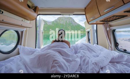 Vue sur la montagne depuis Un lit de camping en Norvège, Lofoten Norvège Banque D'Images