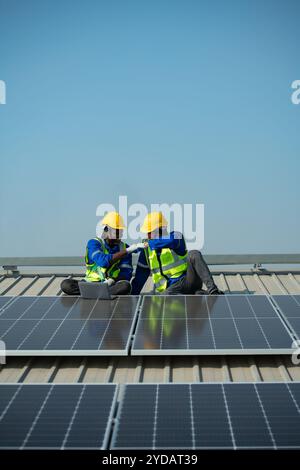 Ingénieur en charge de l'installation de panneaux solaires l'installation de l'énergie solaire Banque D'Images