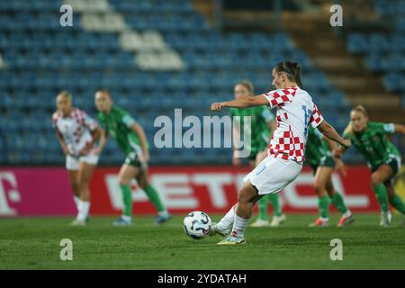 Varazdin. 25 octobre 2024. Izabela Lojna de Croatie tire le ballon lors du match de première manche des qualifications supplémentaires du Championnat d'Europe de football féminin entre la Croatie et l'Irlande du Nord à Varazdin, Croatie, le 25 octobre 2024. Crédit : Luka Batelic/PIXSELL via Xinhua/Alamy Live News Banque D'Images