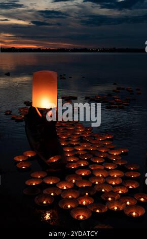Les thaïlandais sortent pour flotter le Krathong le jour de pleine lune du 12ème mois de l'année à chaque fois. Cela a une longue date Banque D'Images