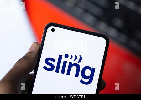 Dhaka, Bangladesh- 13 juillet 2024 : le logo Sling est affiché sur le smartphone. Banque D'Images