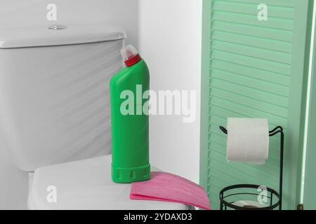 Détergent et chiffon sur les toilettes propres dans la salle de bains Banque D'Images