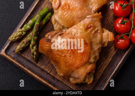 Délicieuses cuisses de poulet juteuses cuites sur le gril avec du sel Banque D'Images