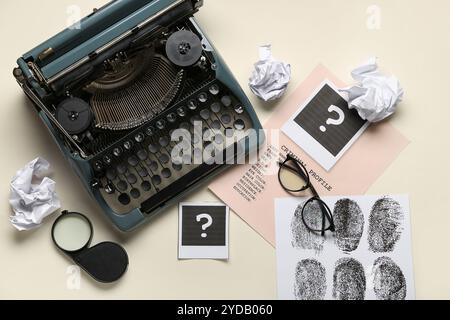 Composition avec machine à écrire rétro, dossiers criminels et boules de papier froissées sur fond clair Banque D'Images